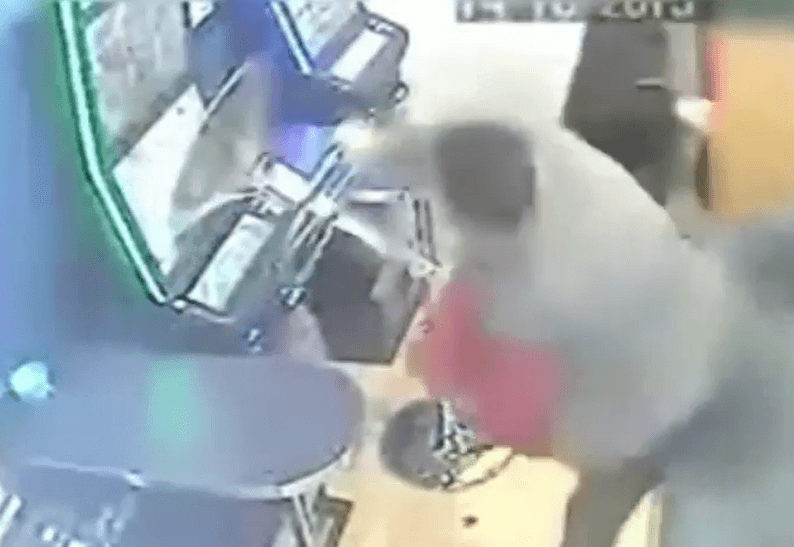 Video: gokker verliest en slaat de fruitautomaat aan diggelen