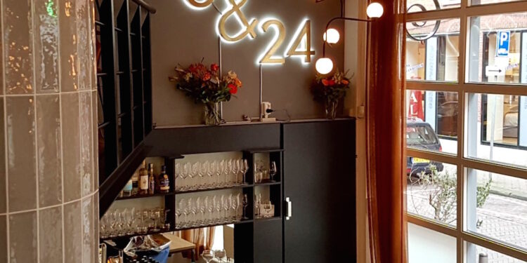 Restaurant 6&24 Den aag logo raam
