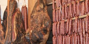 Friese droge worst en spek