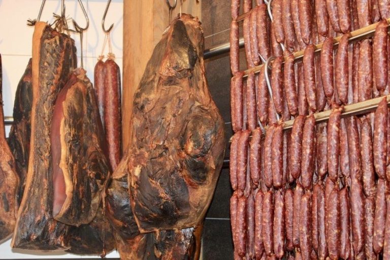 Friese droge worst en spek