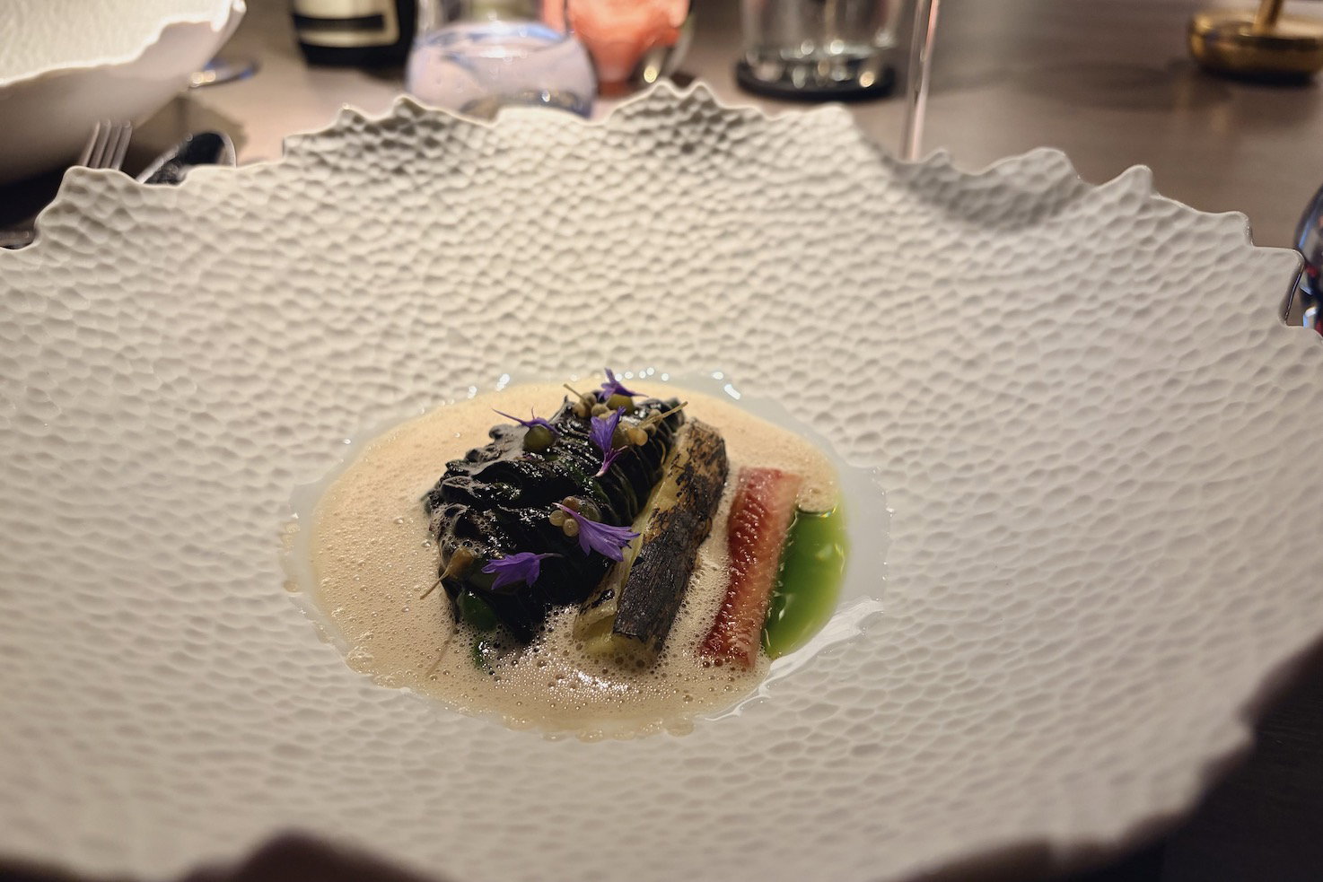Gerecht met geozideerde zonnebloempit restaurant Ode Dokkum