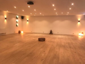 Je comfortabel voelen tijdens de TRE opleiding is belangrijk. Daarom hebben we een rustige omgeving uitgekozen. Een ruime zaal met een houten vloer een barretje en lekkere versnaperingen tijdens de pauzes. 