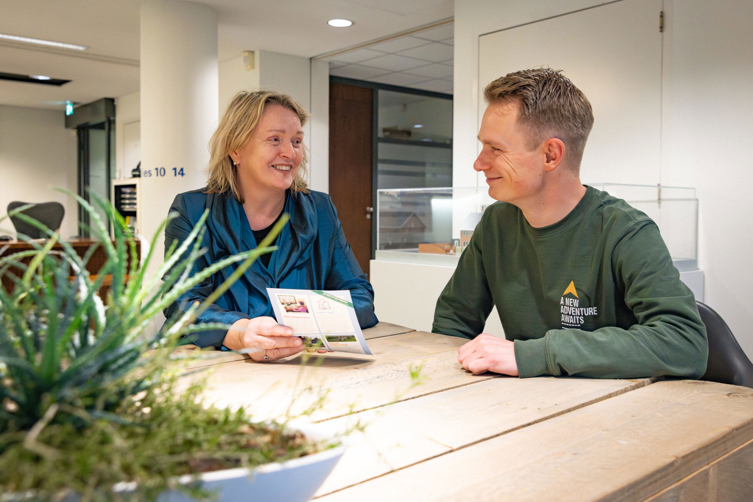 Annemarie Hugo houten tafel BG 20231219 – RO – 30cm HR-23 Planeconoom