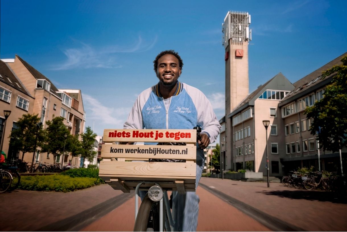 op de fiets met krat 1 in houten werken bij campagne niets hout je tegen werkenbijsite 1200×800